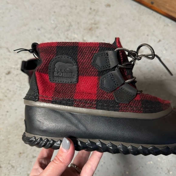 NWT Sorel Out N About Plaid Lace Up Rain Booties red black boots - Picture 2 of 8